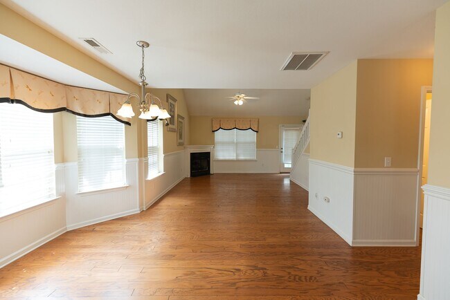 Building Photo - 111 Goldfinch Ave