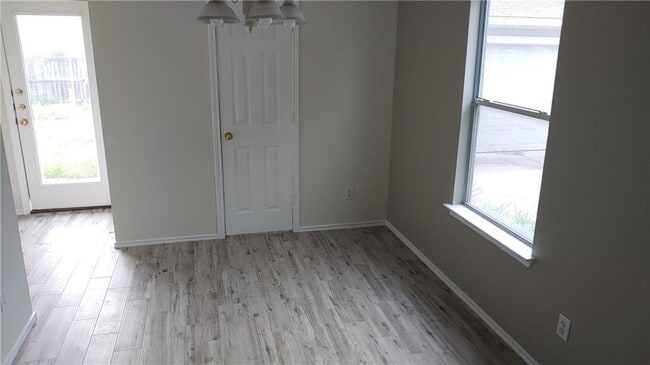Building Photo - 2739 Fairview Dr