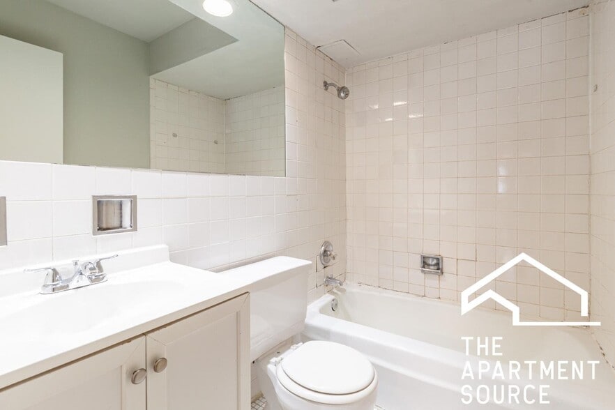 Building Photo - 512 W Briar Pl