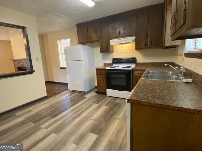 Building Photo - 129 Tanglewood Dr