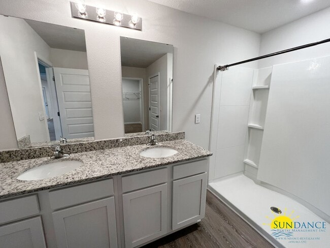 Building Photo - Stunning 4 Bedroom Home in Crestview!