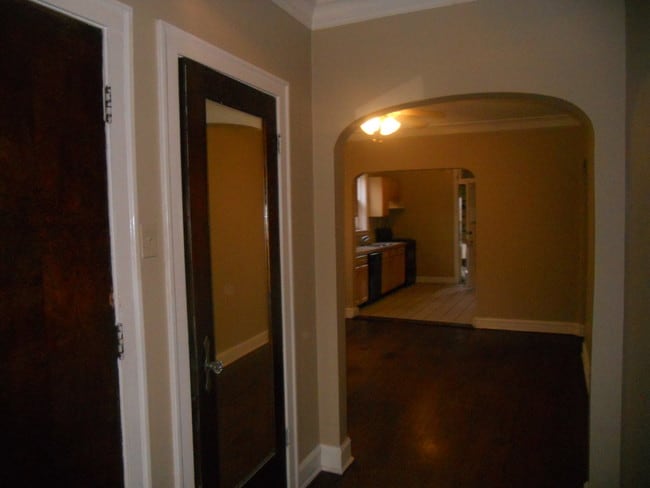 Foyer - 5319 W Giddings St