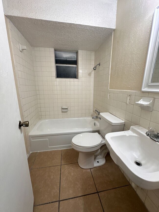 Building Photo - Cozy and affordable Studio