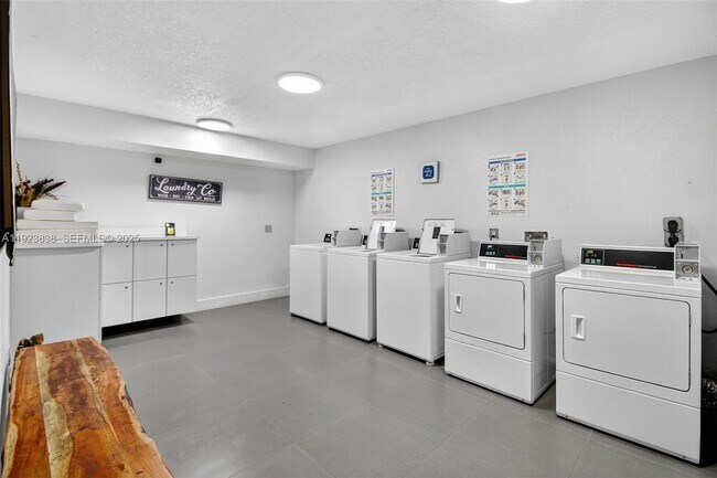 Building Photo - 500 NE 26th St