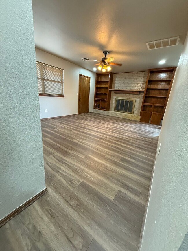 Building Photo - Complete new remodel 3-2-2 home off Broadw...