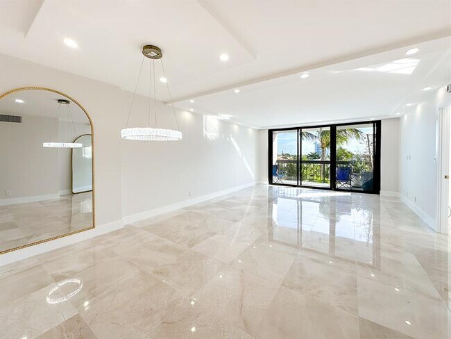 Building Photo - 4800 Bayview Dr