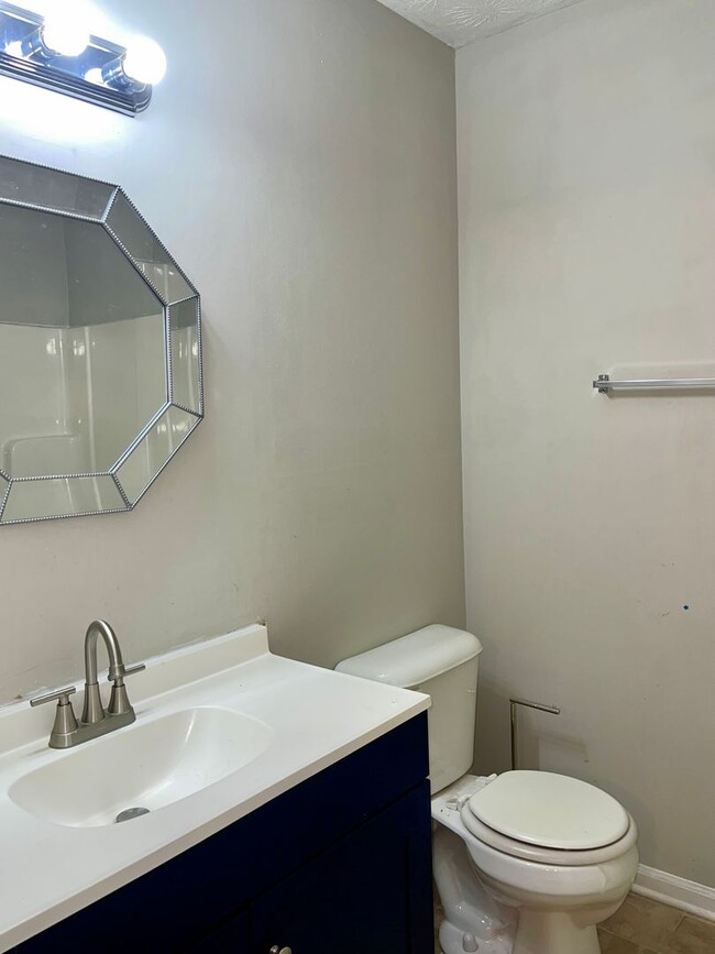 Building Photo - 945 Silverwood Dr