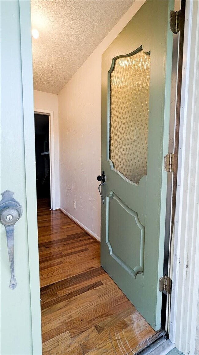 Building Photo - ***LABOR DAY SPECIAL! $600 OFF FIRST FULL ...