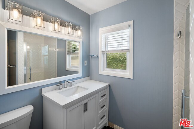 Building Photo - 826 Crestfield Dr