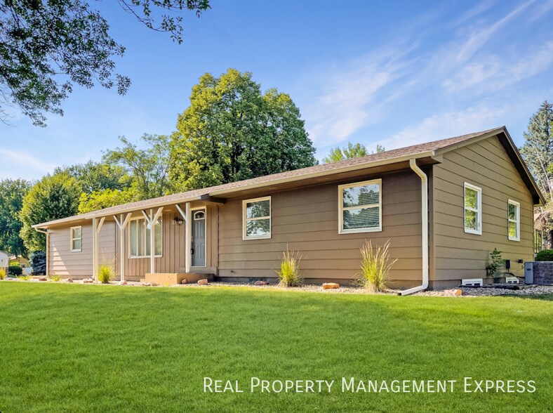Building Photo - Newly Renovated 5 Bed Home w/ 2-Stall Garage