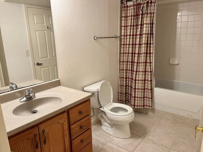 Building Photo - Spacious Townhouse Available in Lafayette