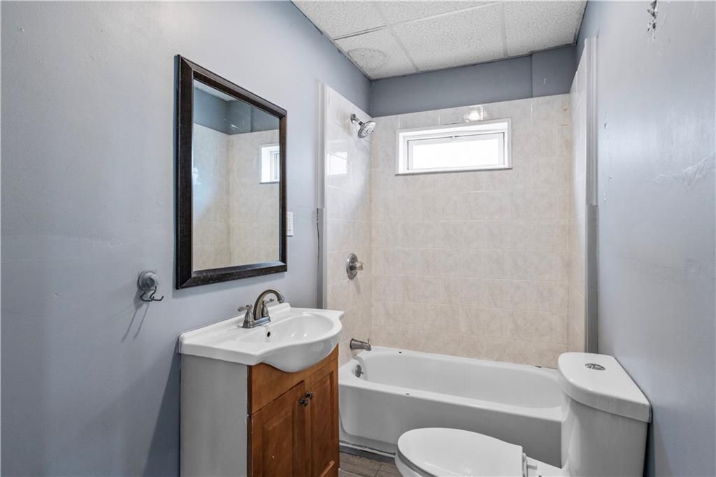 Building Photo - 11 Roosevelt St