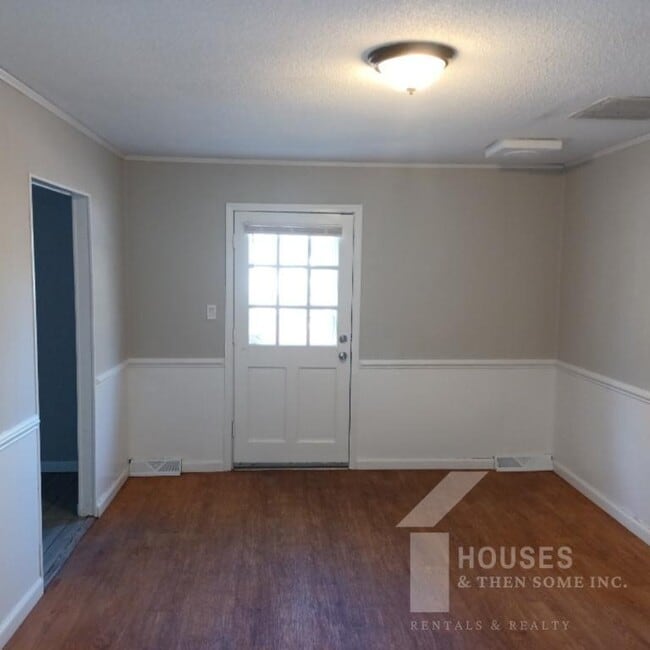 Building Photo - 218 Singing Woods Ln