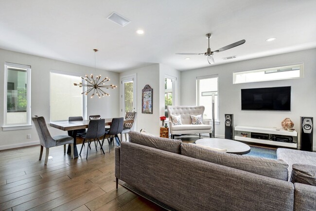 Building Photo - South Austin 3x3.5 Townhome @Bluebonnet Lane