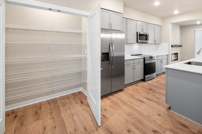 Building Photo - Kenmore Townhome | 4 Bed 3.5 Bath | $3,725