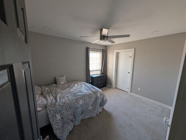 Building Photo - 1001 Hummingbird Dr.