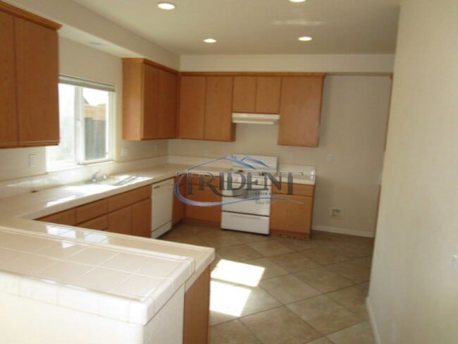 Building Photo - 3bedroom 2 .5 bath near schools and parks