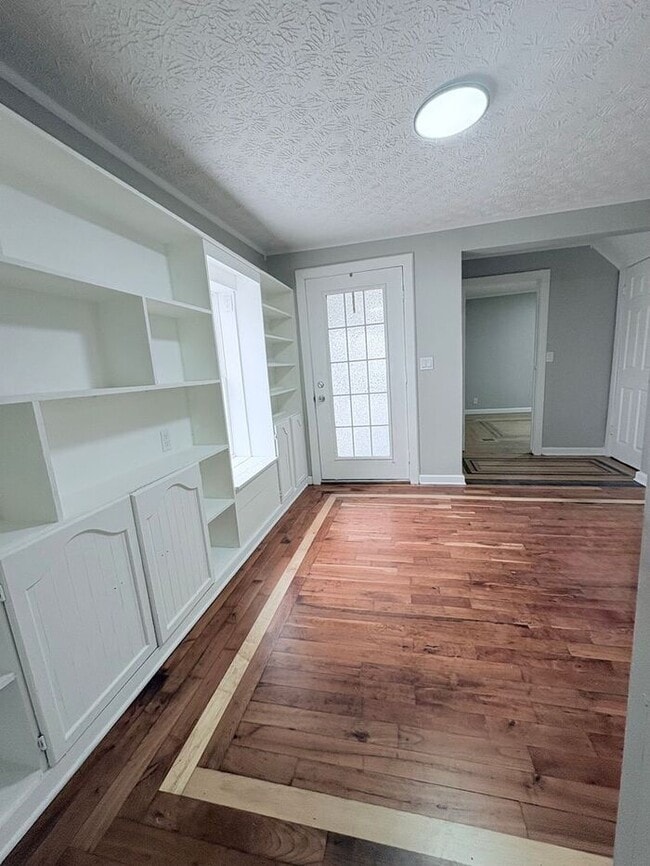 Building Photo - Charming 4 beds 3 baths in Reynoldsbug!