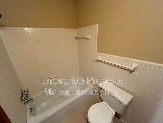 Building Photo - 3539 Glenshaw Dr