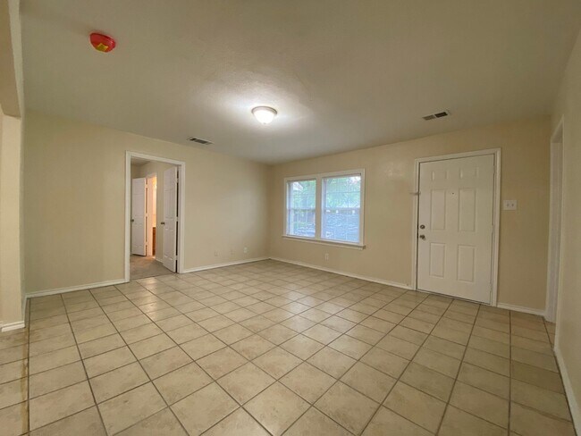 Building Photo - COMING SOON 3 BEDROOM 2 BATH HOME IN TCU AREA