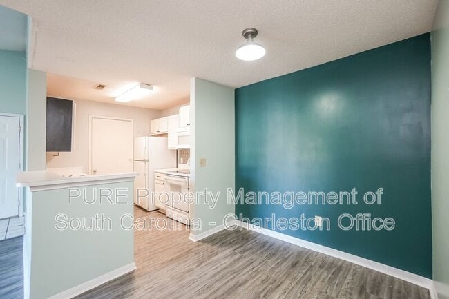 Building Photo - 2011 N Hwy 17