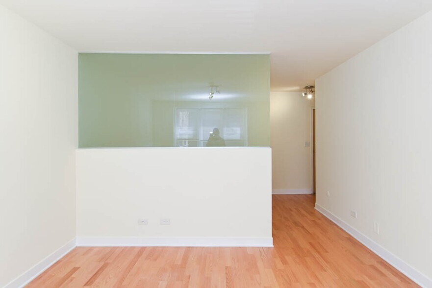 Building Photo - 628 W Wrightwood Ave
