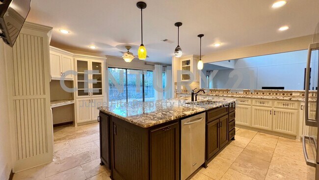 Building Photo - Stunning 4/3/2 Nestled at End of Cul-de-sa...