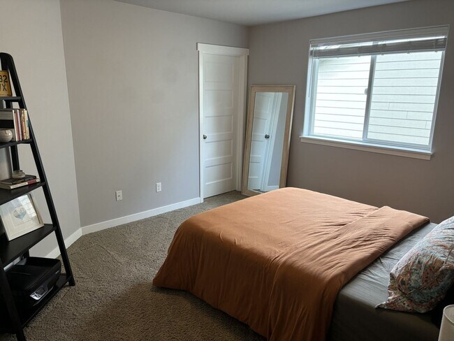 Building Photo - Stunning 4 Bed Yelm Home with Vaulted Ceilings & Modern Amenities!