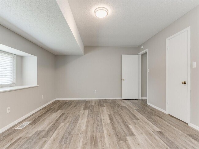 Building Photo - 339 Rosewood Dr