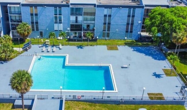 Building Photo - 210 Fontainebleau Blvd