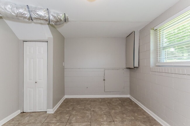Building Photo - 201 Beechwood Dr
