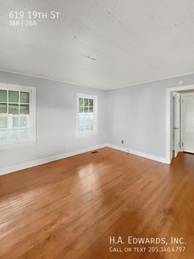 Building Photo - 619 19th St