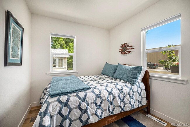 Building Photo - Updated 2 bedroom in Old Town Longmont!