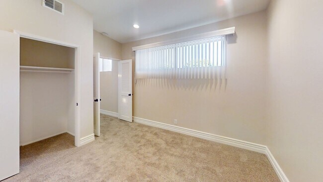 Building Photo - Gorgeous 3bd/2.5 bath in East Bluff!