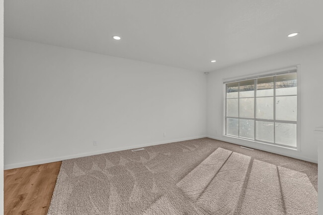 Building Photo - 3112 SW Grand Ct