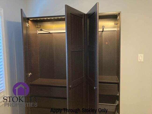 Building Photo - 2438 Upland Dr