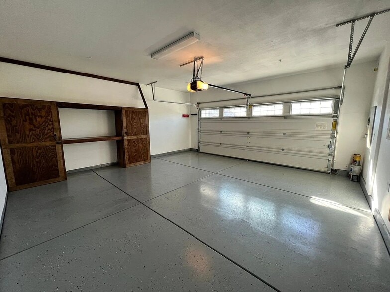Building Photo - 2137 La Vona Ave