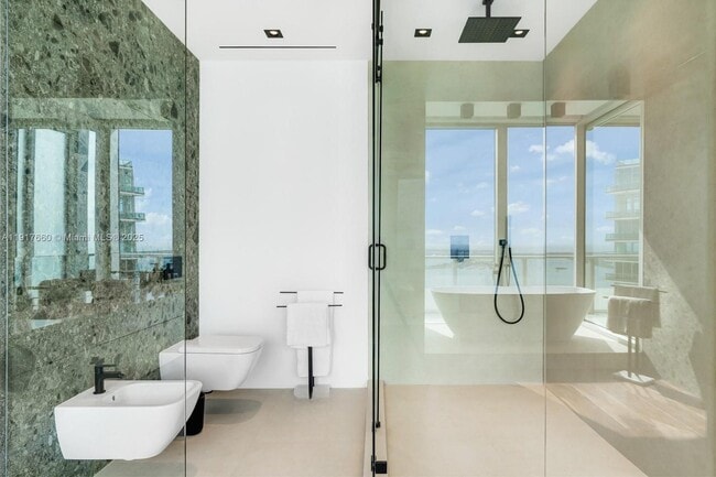 Building Photo - 1300 Brickell Bay Dr