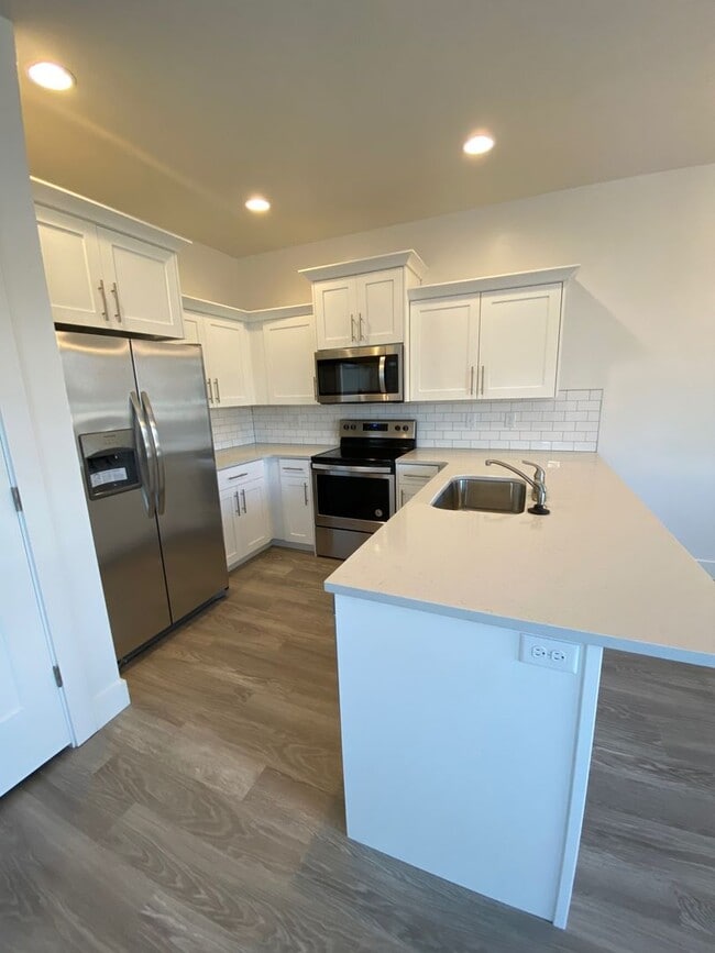 Building Photo - Beautiful 3 Bed, 2.5 Town Home! Available Now! See Our 3D Tour of This Property! Available on Jun...