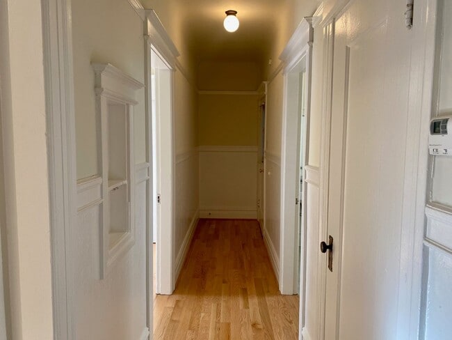 Building Photo - Renovated Top Floor 1BR/1BA. Dual-Pane Bay Windows. Backyard!