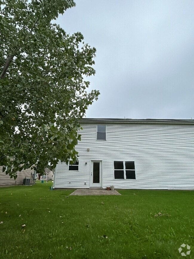 Building Photo - Large townhouse with 3 Bedrooms, 3.5 Bath,...