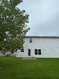Building Photo - Large townhouse with 3 Bedrooms, 3.5 Bath,...