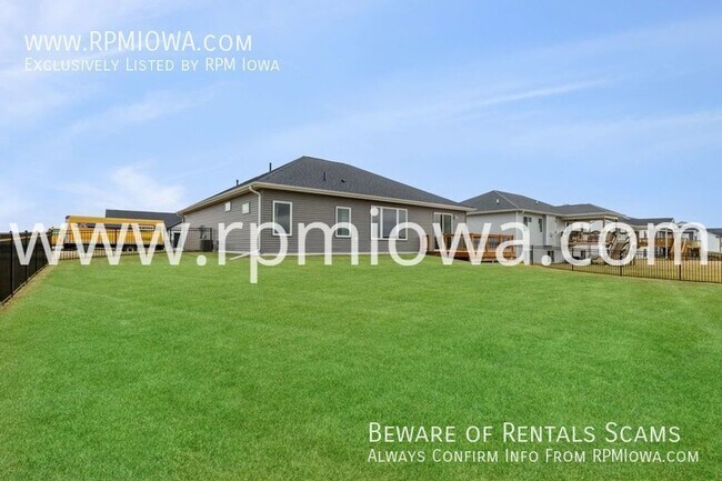 Building Photo - ZERO ENTRY EXECUTIVE RANCH!! 3 Bedroom, 2 ...