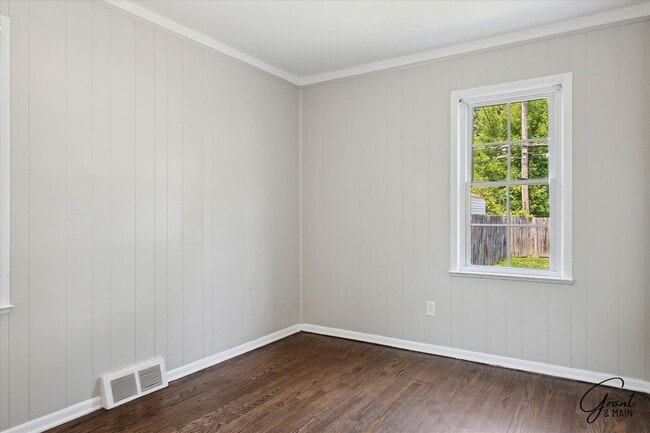 Building Photo - $1450 3 bedroom bungalow