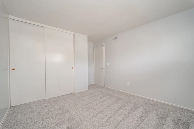 Building Photo - Beautiful 4 Bd Townhouse