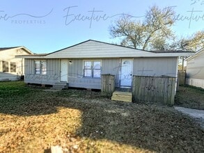 Building Photo - 3 Bedroom, 1.5 Bathroom Home with Bonus Room for Rent in Lake Charles