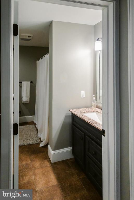 Building Photo - 15841 York Rd