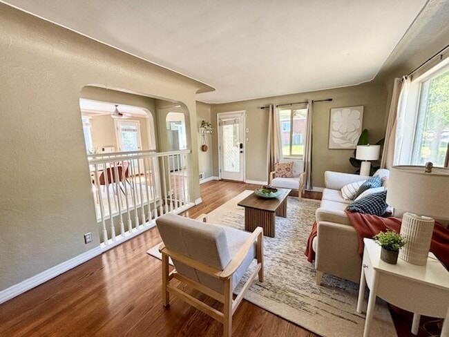 Building Photo - FREE AUGUST RENT!! - Sweet Bungalow in Par...
