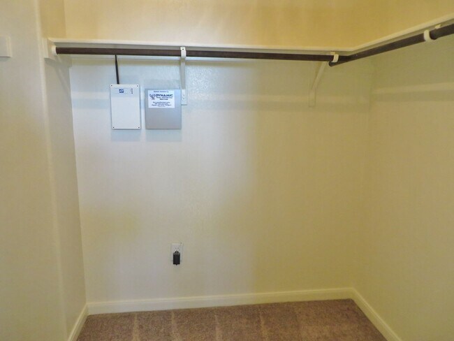 Building Photo - 3 Bedroom 2.5 Bathroom: Georgetown- Pinnacle Home