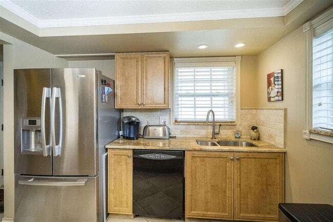 Building Photo - 338 Waterside Dr
